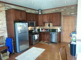 100 E Washington St Apartamentos