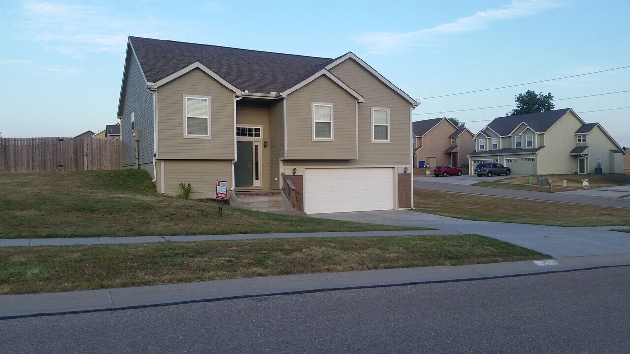 1509 Hickory Ln in Junction City, KS - Building Photo