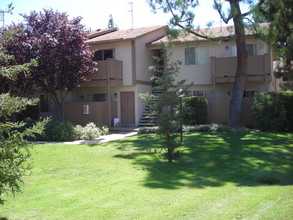 Valley View Apartments in Fresno, CA - Building Photo - Building Photo