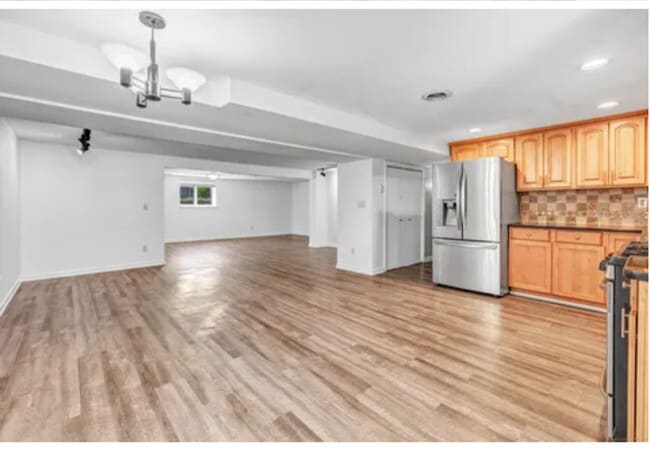 21 Newton Ln in Trumbull, CT - Foto de edificio - Building Photo