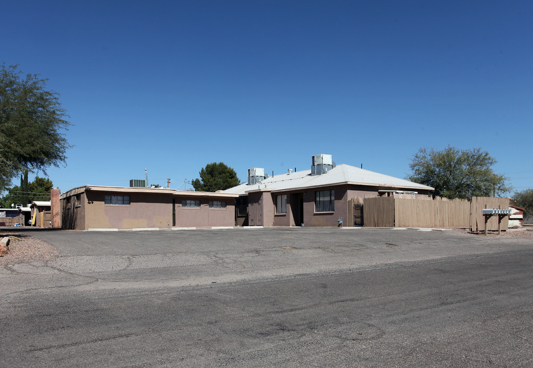 132-140 W Navajo Rd in Tucson, AZ - Foto de edificio