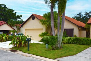 11 Ironwood Way N in Palm Beach Gardens, FL - Building Photo