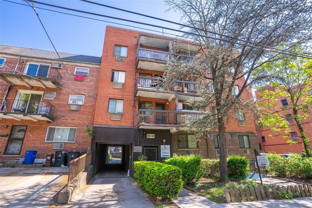 140-44 34th Ave in Queens, NY - Foto de edificio