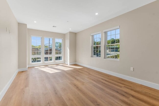 22 Everett St in Westwood, MA - Building Photo - Building Photo