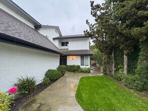 25521 Alisal Ave in Laguna Hills, CA - Foto de edificio - Building Photo