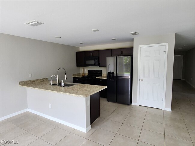 3754 NE 16th Pl in Cape Coral, FL - Building Photo - Building Photo