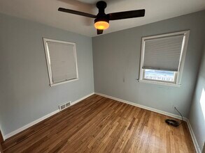 1043 College Ln in Hutchinson, KS - Building Photo - Building Photo