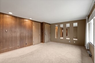 537-541 N Edgelawn Dr, Unit 539 in Aurora, IL - Building Photo - Building Photo