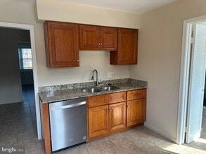 8146 Larkin Ln in Vienna, VA - Foto de edificio - Building Photo