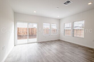 8233 Healy Pass Ave in Bakersfield, CA - Building Photo - Building Photo