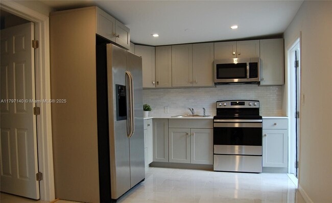 2140 SW 25th St in Miami, FL - Building Photo - Building Photo