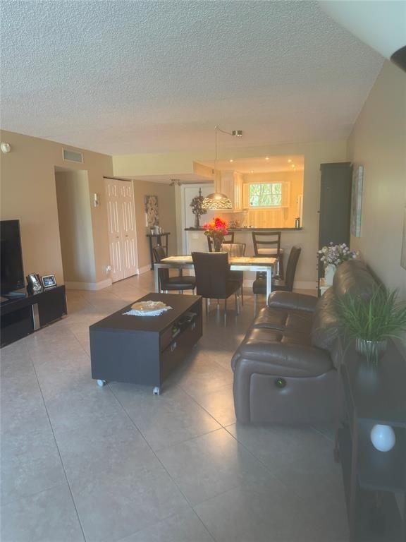 605 Oaks Dr, Unit 205 in Pompano Beach, FL - Foto de edificio - Building Photo