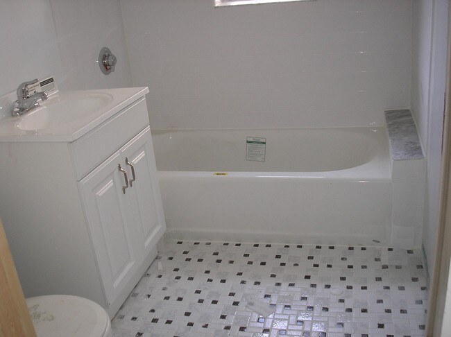 Modern Kit/Bath, Heat/HW included, Profess in Elizabeth, NJ - Foto de edificio - Building Photo