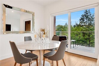 8 Boulevard W in Pelham, NY - Building Photo - Building Photo