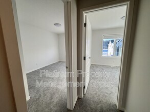 45 Creekview Mnr SW in Calgary, AB - Building Photo - Building Photo