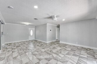5261 NW 11th St in Lauderhill, FL - Building Photo - Building Photo