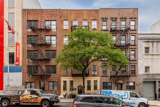 448 W 55th St in New York, NY - Building Photo - Building Photo