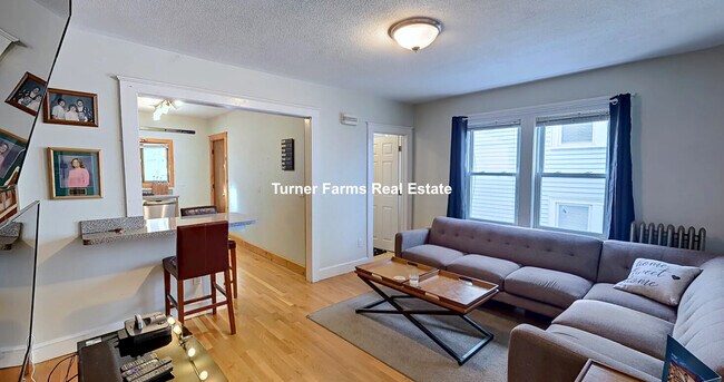 18 Bond St, Unit 1 in Somerville, MA - Foto de edificio - Building Photo