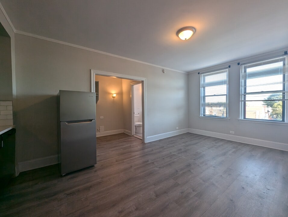 3327 W Diversey Ave, Unit 331 in Chicago, IL - Building Photo