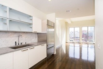 360 Newbury St, Unit 408 in Boston, MA - Building Photo - Building Photo