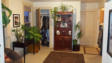 230 E Sumner St, Unit 230B in Hartford, WI - Building Photo - Building Photo