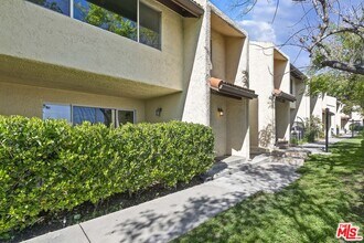 9430 Via Patricia in Burbank, CA - Building Photo - Building Photo