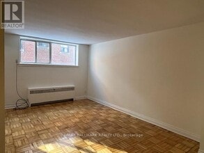 15 Anglesey Blvd in Toronto, ON - Building Photo - Building Photo