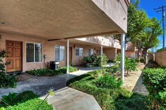 11932 207th St in Lakewood, CA - Foto de edificio - Building Photo