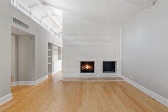 5928 Sandhurst Ln in Dallas, TX - Building Photo - Building Photo