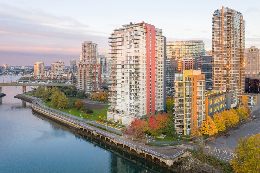 8 Smithe Mews in Vancouver, BC - Building Photo