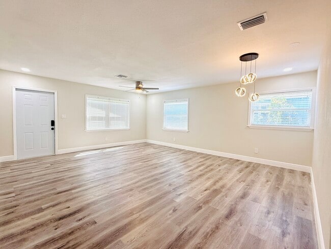 1735 Michigan Ave NE in St. Petersburg, FL - Building Photo - Building Photo