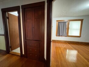 28 Woodward St, Unit 2 in Newton, MA - Foto de edificio - Building Photo