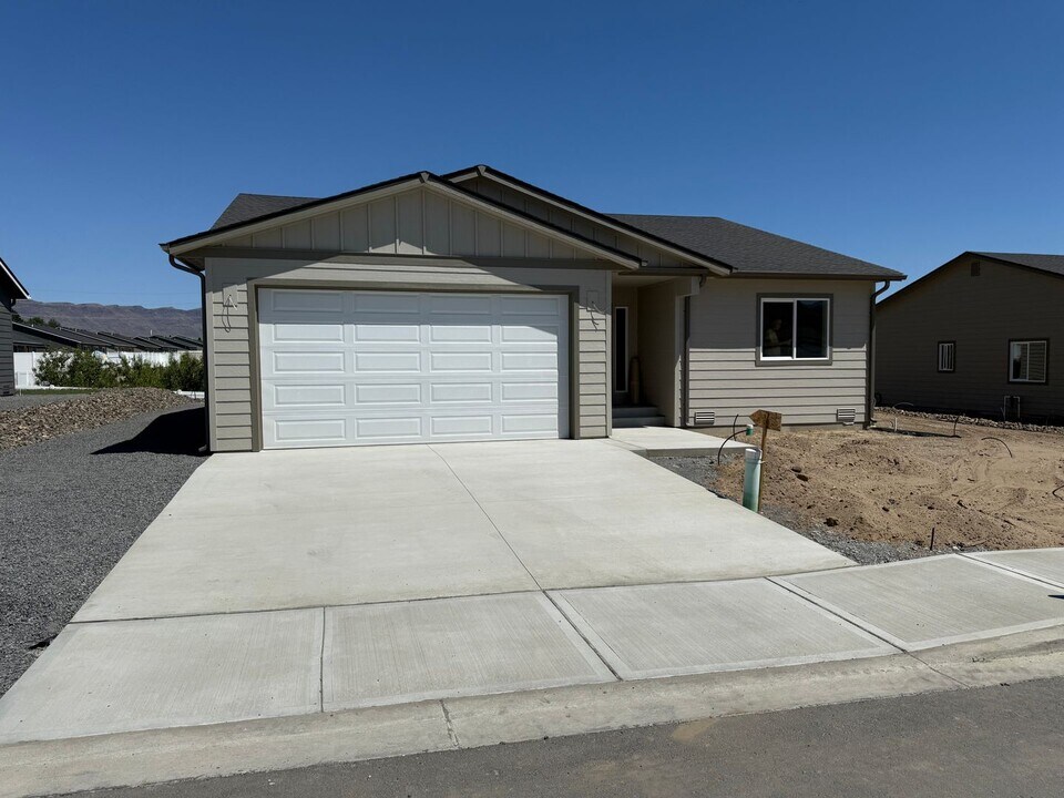 327 S Newton Ave in East Wenatchee, WA - Building Photo
