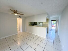 4403 Treehouse Ln in Tamarac, FL - Building Photo