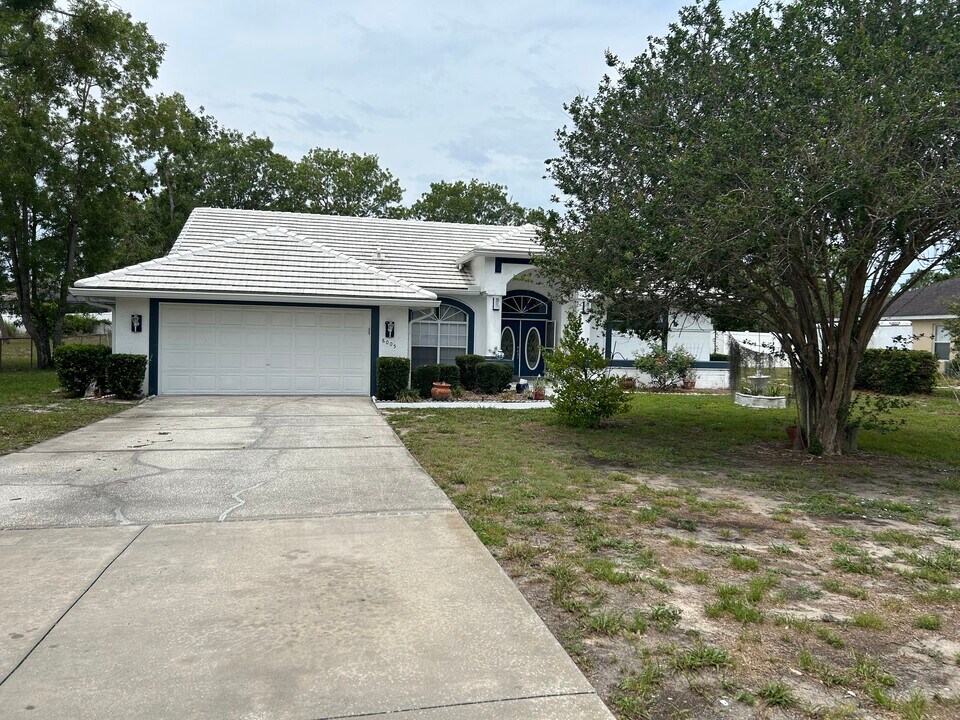 8005 Jasbow Jct in Spring Hill, FL - Building Photo