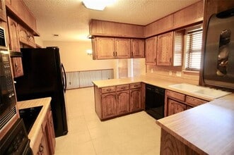 1812 E Bankhead Dr in Weatherford, TX - Building Photo - Building Photo