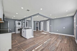 143 Center Ave in Keansburg, NJ - Foto de edificio - Building Photo