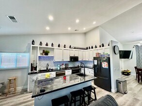 326 N Santa Clara St in Los Banos, CA - Building Photo - Building Photo