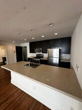 1039 N Cass St, Unit 13 in Milwaukee, WI - Foto de edificio - Building Photo