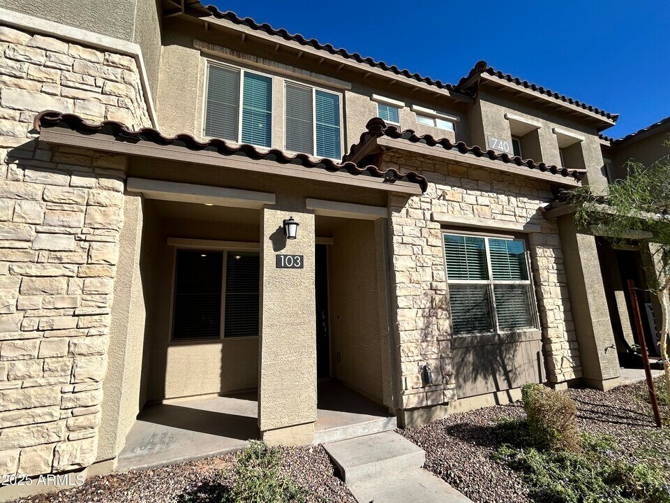 740 E Lark St in Gilbert, AZ - Building Photo