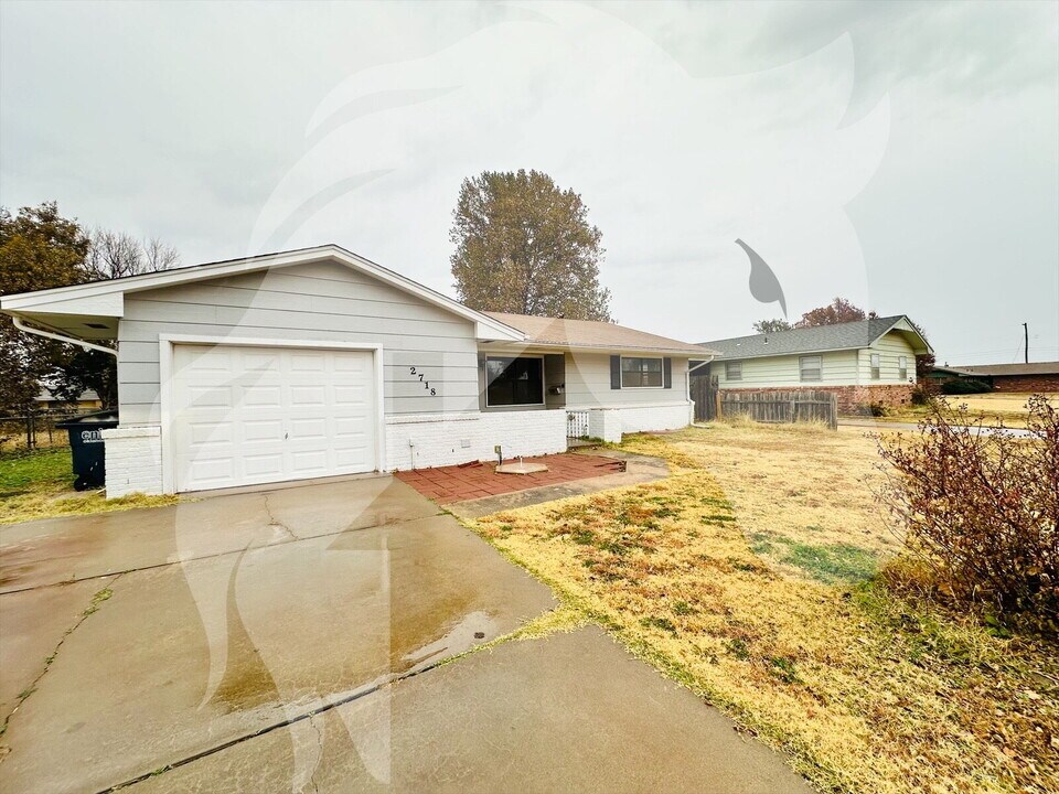 2718 W Elm Ave in Enid, OK - Building Photo