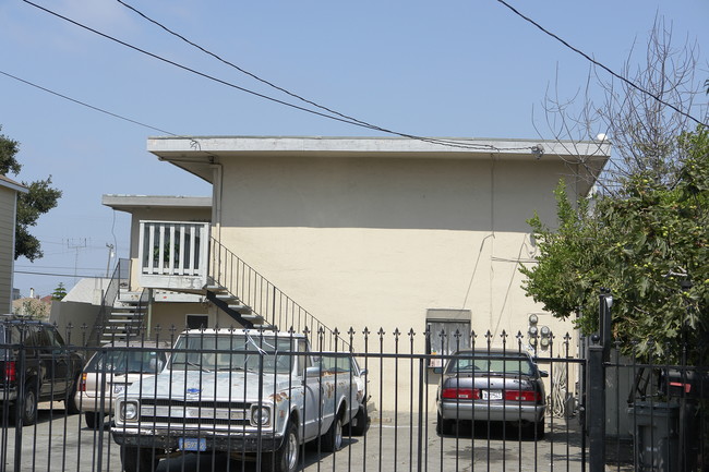 1053 85th Ave in Oakland, CA - Foto de edificio - Building Photo