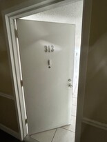 5249 NW 7th St, Unit 313 in Miami, FL - Building Photo