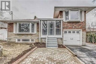 12 Rossander Ct in Toronto, ON - Building Photo