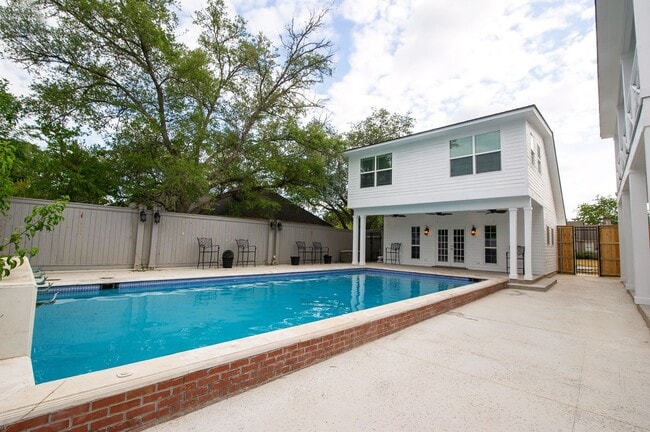 ADORABLE 2/1 APARTMENT CLOSE TO CAMPUS! DEC MOVE IN! in College Station, TX - Building Photo - Building Photo