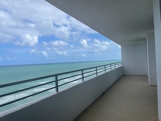 5555 Collins Ave in Miami Beach, FL - Building Photo - Building Photo