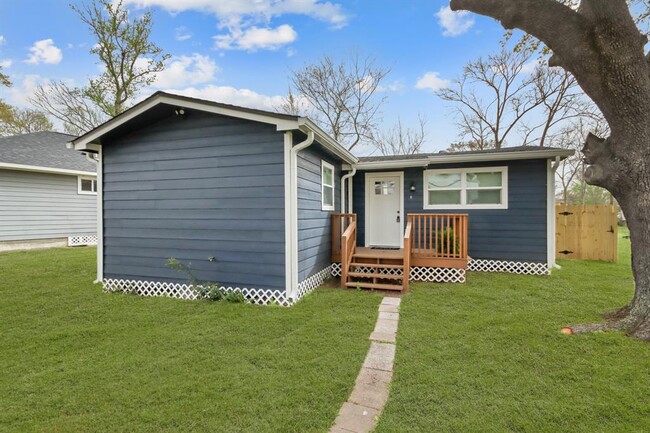 1809 Waco St in Dayton, TX - Building Photo - Building Photo