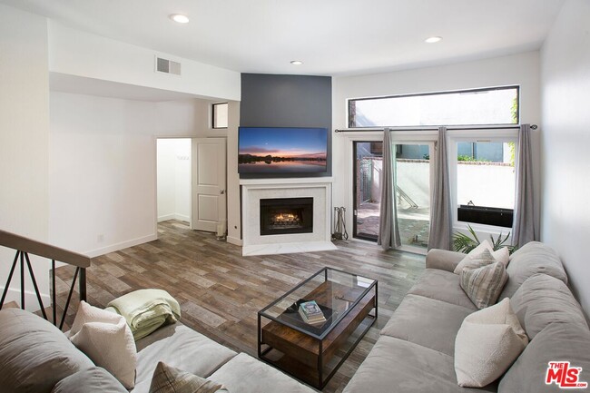 18755 Hatteras St in Los Angeles, CA - Building Photo - Building Photo