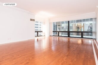 721-725 5th Ave in New York, NY - Building Photo - Building Photo