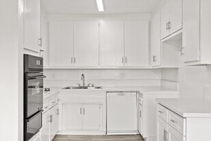 Regency Gardens in Sherman Oaks, CA - Building Photo